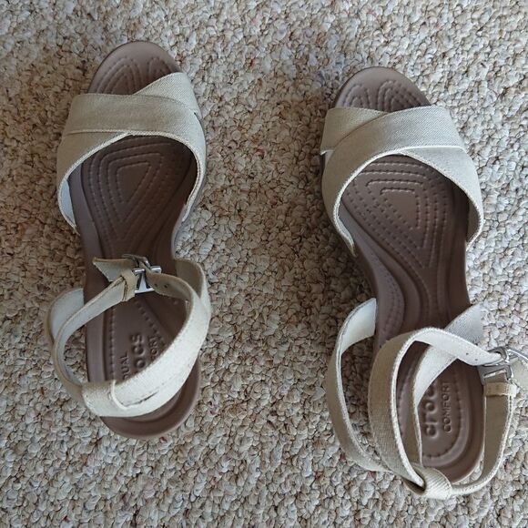 Crocs Leigh II Crossstrap Wedge Sandal Size 9 Oatmeal/Mushroom color - Picture 2 of 16